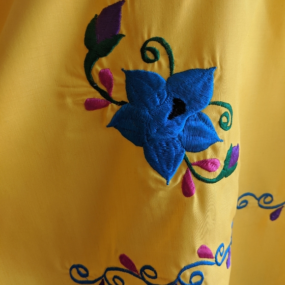 Floral Embroidered Mexican blouse - Picture 5 of 9